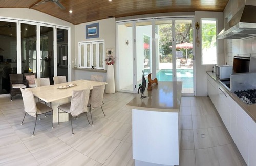 Kewarra Beach Villa | Absolute Beachfront 2 Bedroom Luxury Holiday Home