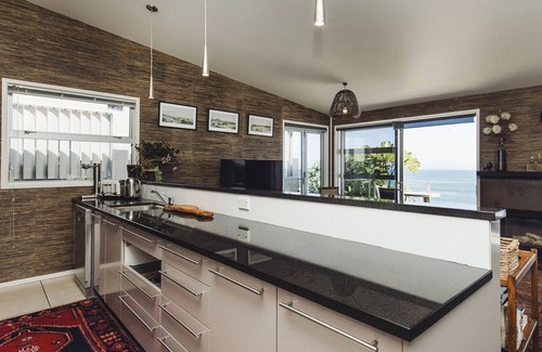 Oakura House | Absolute Beachfront Spa Pool