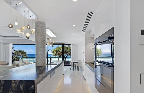 Gold Coast Villa | Absolute Main Beach (Heated Pool)