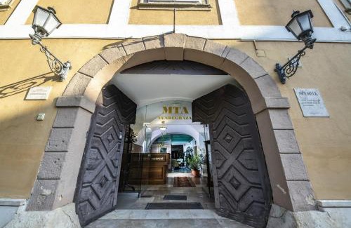 Castle Hill Bed & Breakfast | Academy Pension