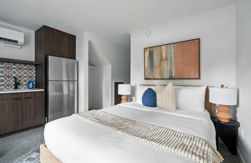 Kerns Apartment | Adelynn Studio Walkable Kerns Spanish Charm