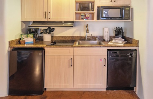 Downtown Santa Fe Resort | Adobe-Styled Studio w/Gas Fireplace, Resort BBQ Area & More!