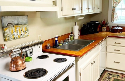 Harrison House | Adorable 2 Bedroom Cottage 3 blocks from downtown square