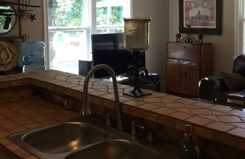 Pottsboro House | Adorable 2 bedroom home with covered deck and walk to Lake Texoma!