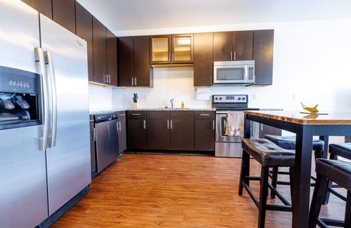 River North Art District Apartment | Adorable Apt w/Private Desk