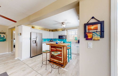 Sunset Beach Cottage | Adorable cottage near the beach with fast WiFi, full kitchen, & shared yard