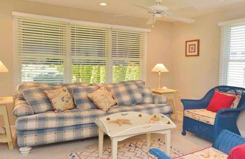 Avalon Cottage | Adorable cottage on shared lot, private balcony