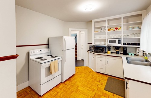 Green Lake House | Adorable Craftsman cottage with yard, deck & W/D - dog-friendly - near I-5