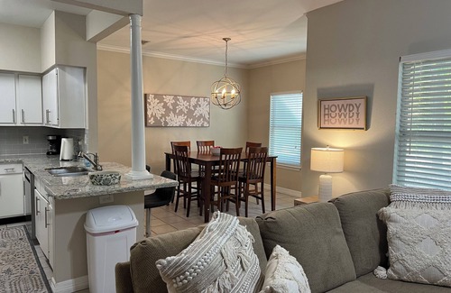 College Station House | Adorable townhome in College Station. Only 2 1/2 miles from Kyle Field.