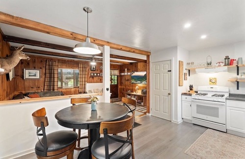 Beaver Dams Cabin | Adventure Basecamp! Cabin near all Attractions!