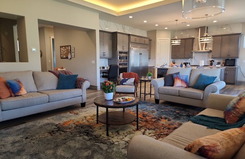 Page House | Adventure House+Hot Tub+Yard+Garage+Sleeps 8