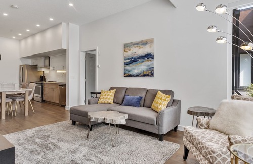 Southwest Calgary House | Affluent Townhouse MINUTES From Downtown, Free Parking