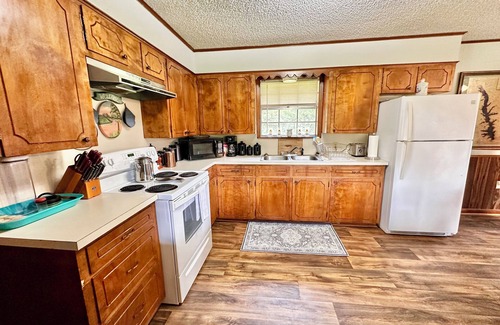 Negreet House | Affordable Comfort Near Toledo Town- Relax at The Toledo Bend Getaway