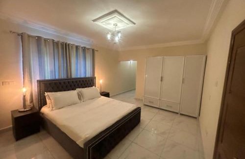 Freetown House | After 5 Apartment 1- 3 spacious en-suite bedrooms