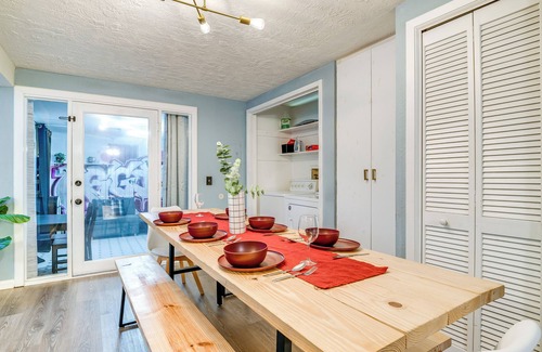 North Garden Acres Cottage | Aggie Game Day Retreat ~ 1 Mi to Texas A & M!