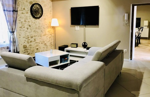 Chusclan House | Air-conditioned house with patio in the heart of the village near the river