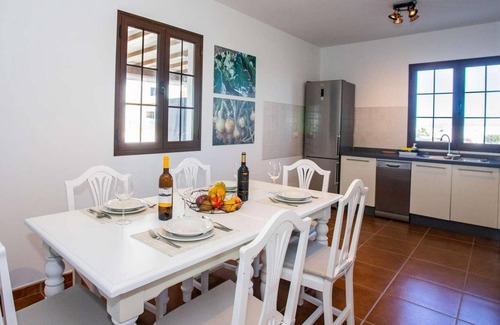 Tinajo Villa | Aircon, Wi-Fi, Smart TV, Private pool