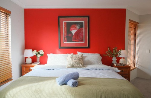 Canning Vale House | Airport 6BR Haven - Quiet Yard & AC