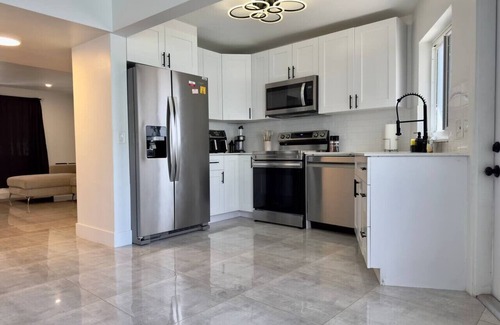 Edgewood House | Airport Retreat: Extended Stay Near Airport 2 Min!