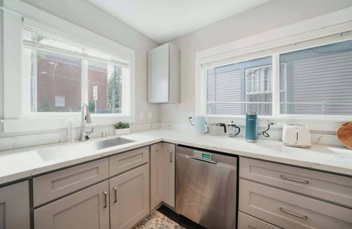 Minor Condo | Airy 3B2.5B Nest in Central Seattle/AC/Parking