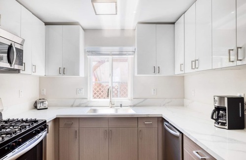 North Redondo Apartment | Airy El Segundo 2BR w/Lounge, Courtyard & W/D, near LAX, by Blueground