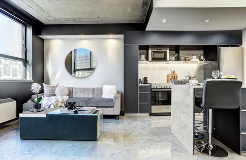 Shaughnessy Village Apartment | Airy Loft near Sainte-Catherine St.