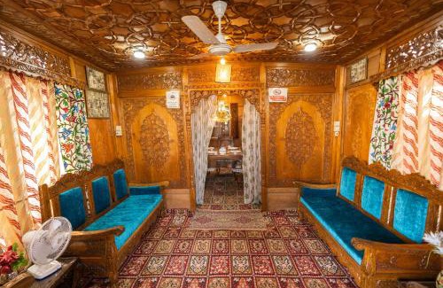 Dal Lake Hotel | Al-Noor group of houseboats