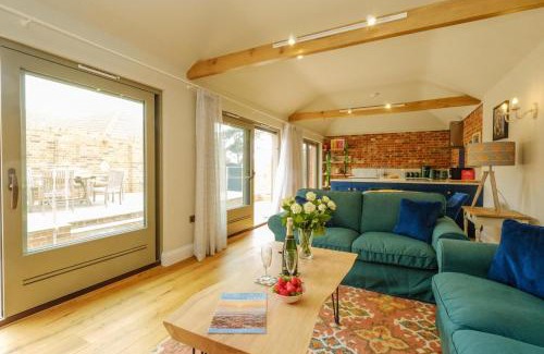 Saxmundham House | Alde Bay Farm - Oyster Catcher