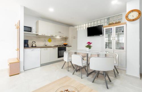 City Center Apartment | Alex Deluxe Apartments on Beach