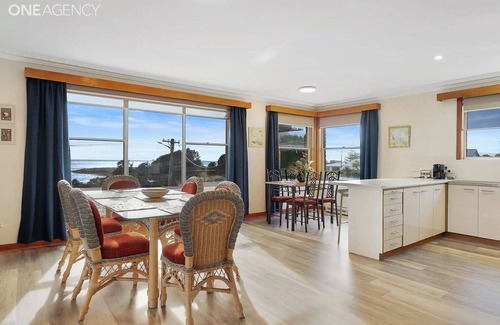 East Devonport House | Alice Beside The Sea - 4 Bedroom Holiday House.