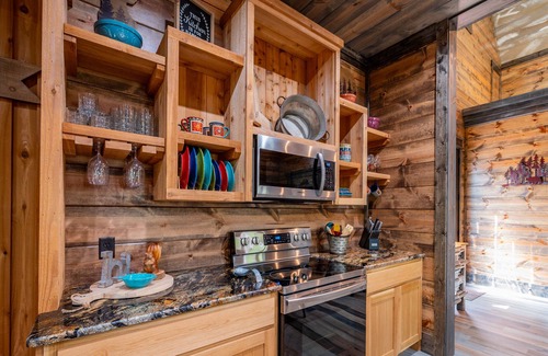 Broken Bow Cabin | All aboard 'TRAINS I MISSED' BRAND NEW spacious one bedroom cabin- Sleeps 4