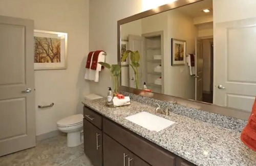 Marquette Apartment | ALL INCLUSIVE-MODERN LUXURY near Downtown State Capitol-HEATED PARKING