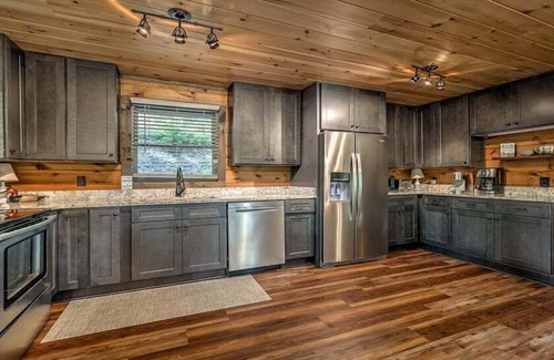 Blue Ridge Cabin | All Your'n - Pet Friendly | Lakefront on Lake Blue Ridge | Year Round Water | Private Dock