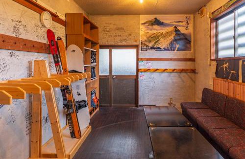 Kitaazumi-gun Bed & Breakfast | Alley Oop Hakuba