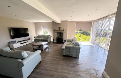 Rhydwyn House | Allt Y Graig - Spacious Countryside Location