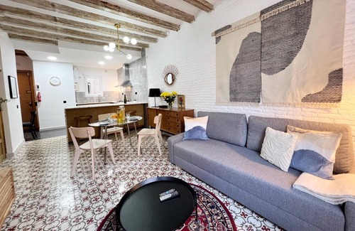 Sant Antoni Apartment | Almodovar Apartment Barcelona with balcony