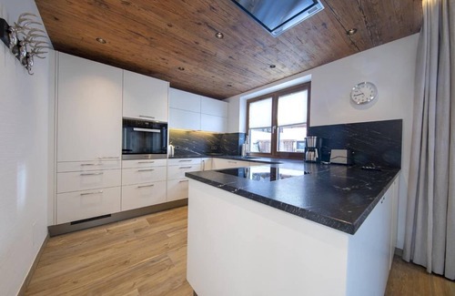 Schonbach Ski Chalet | Alpine Chalet with Ski-In Access