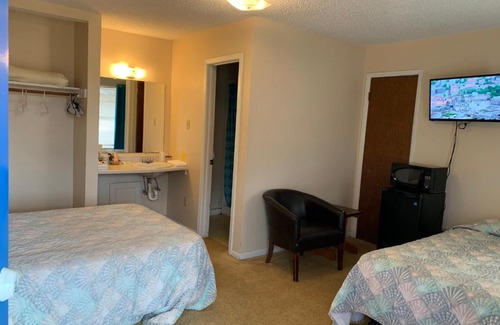 Hemphill Hotel | Alpine Lakeview Motel Room WiFi,Sandy beach Boat Ramp,Pier,Marina,Bath House with Laundromat