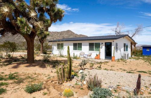 Landers House | Alta Azul - Cozy Cabin near Goat Mountain with hot tub! home