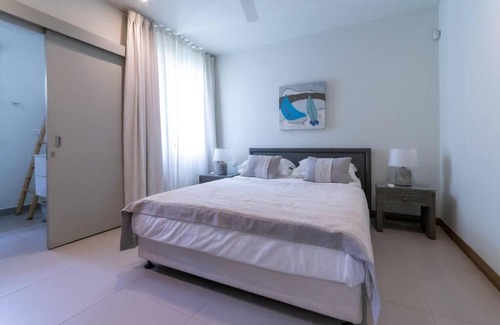 Pereybere Apartment | Amaranth III: 3 bedroom beachfront apartment with rooftop pool
