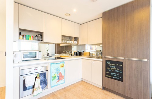 Deptford Apartment | Amazing 2 Bedroom, 2 Bathroom Flat with balconies in Greenwich
