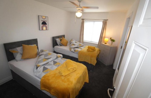 Hull Apartment | AMAZING 7 PERSON 3 BEDROOM 3 BATHROOM HOUSe