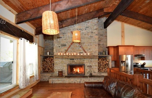 The Blue Mountains House | Amazing Blue Mountain Chalet with Hot Tub,9 Bedrooms, Sleeps 20,Pet Friendly.