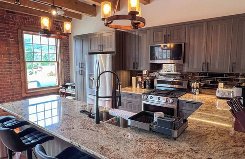 Historic Downtown Fernie Hotel | Amazing Downtown Location. Sleeps 7. Dog Friendly