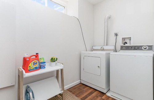 East Price Hill Apartment | Amazing Downtown Views - 3 Minutes to Downtown!