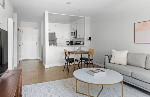 Tarzana Apartment | Amazing Encino 1BR near WF & TJ, 5 mins to Galleria, by Blueground