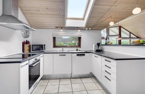 Marielyst House | Amazing home in Væggerløse with kitchen