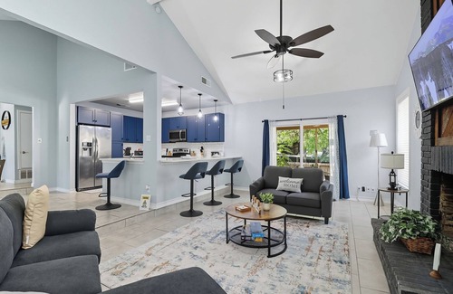 North San Antonio - SAT House | Amazing home with Pool, Jacuzzi, Fire Pit, near Airport, Sea World & River Walk