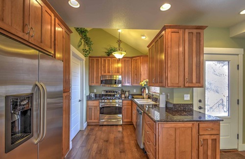 Manitou Springs House | Amazing Manitou Retreat, Trails, Shopping and Dining Walk to Incline and Cog Railway, AC, Wifi,Grill