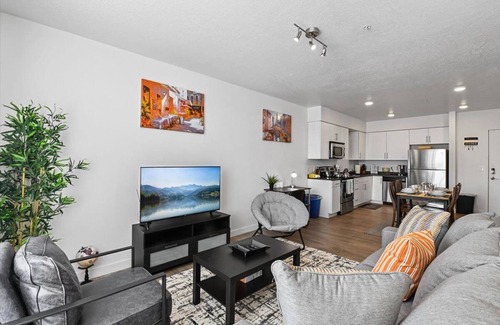 Salt Lake City Condo | Amazing modern 1 bedroom with pool/hot tub